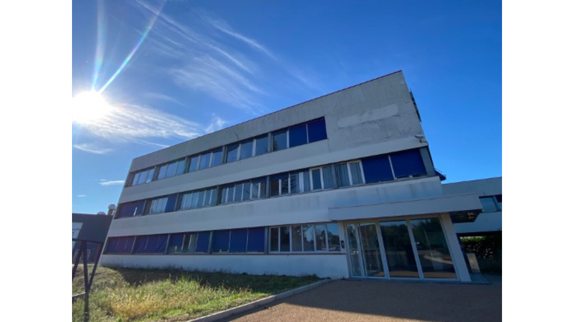 Bureaux 1850m² à louer à Champs-sur-Yonne