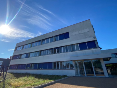 Bureaux 1850m² à louer à Champs-sur-Yonne
