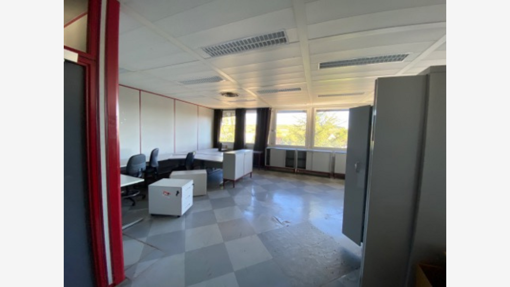 Bureaux 1850m² à louer à Champs-sur-Yonne