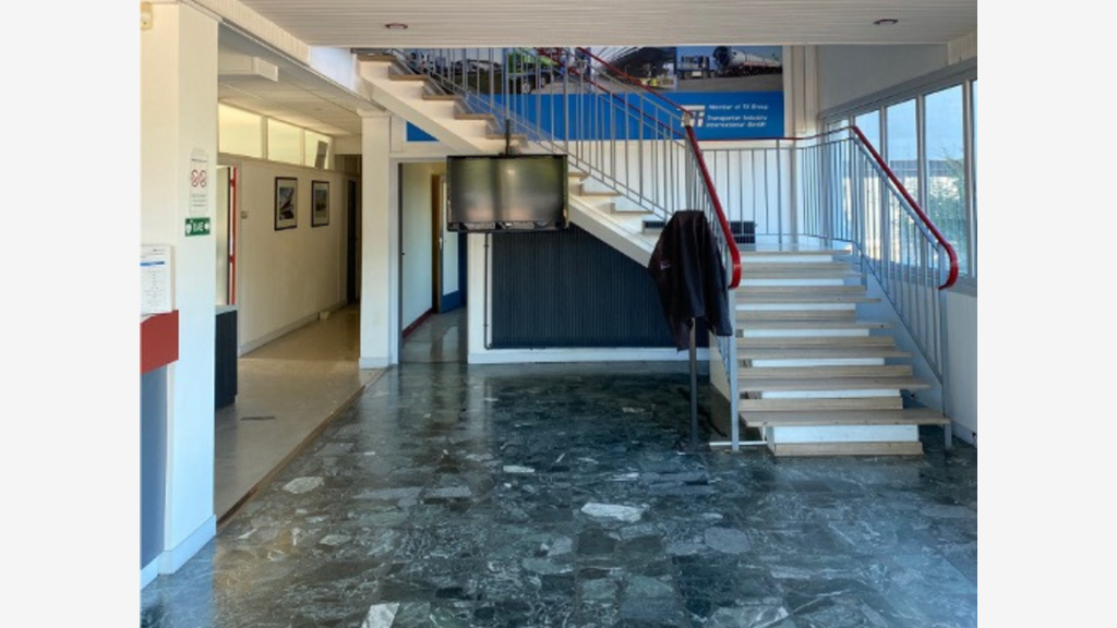 Bureaux 1850m² à louer à Champs-sur-Yonne