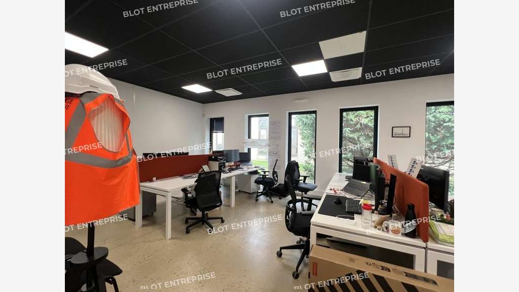 A louer bureaux de 295m² en RDC à Chantepie 
