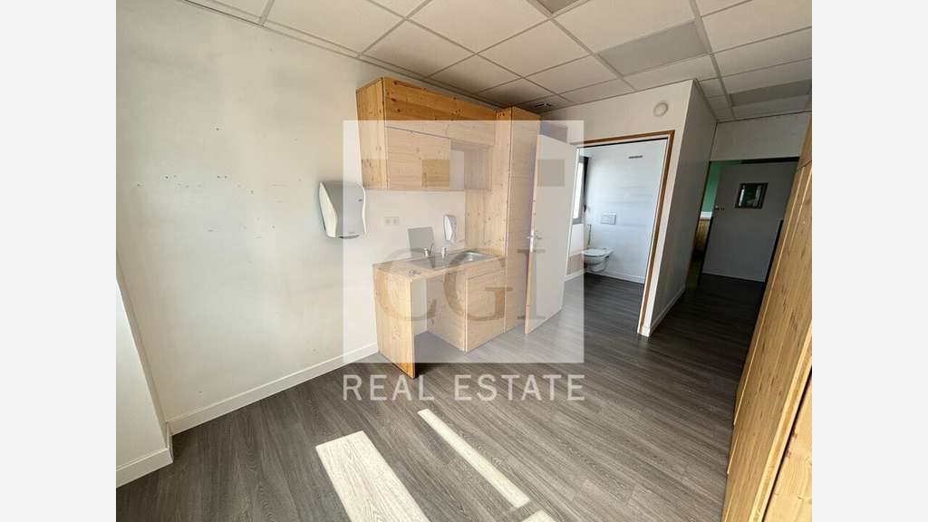 Local commercial 130m² à louer à Chaponnay