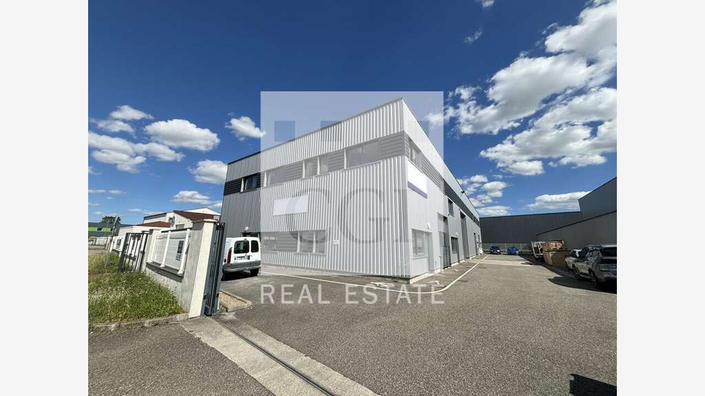 Local commercial 130m² à louer à Chaponnay