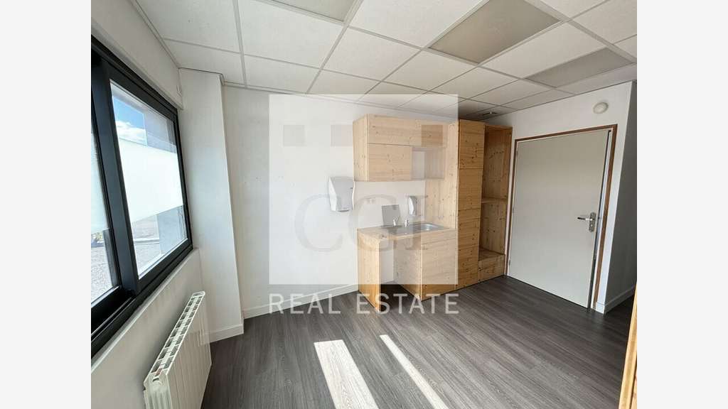 Local commercial 130m² à louer à Chaponnay