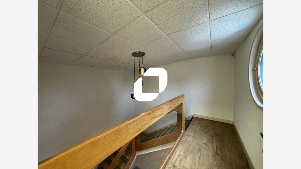 A louer Bureaux 154m² Charbonnieres les bains