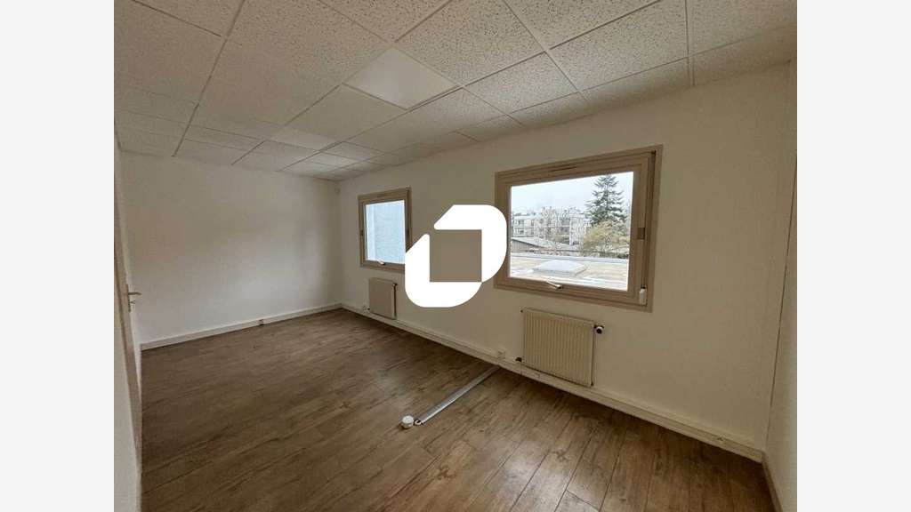 A louer Bureaux 154m² Charbonnieres les bains