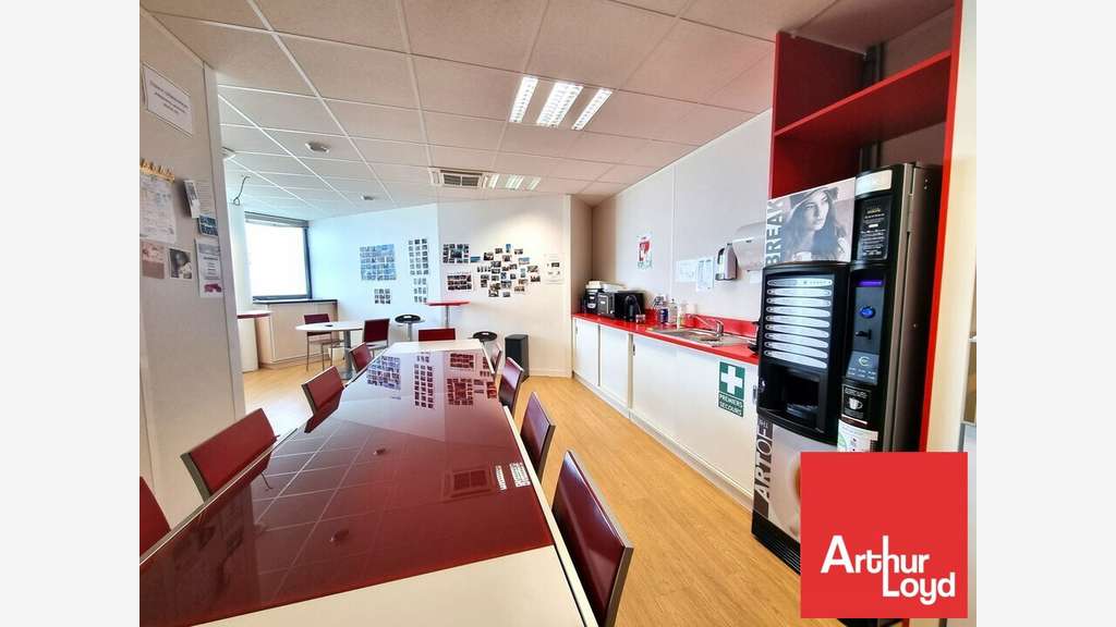 A louer bureaux de 911m² lumineux au Futuroscope