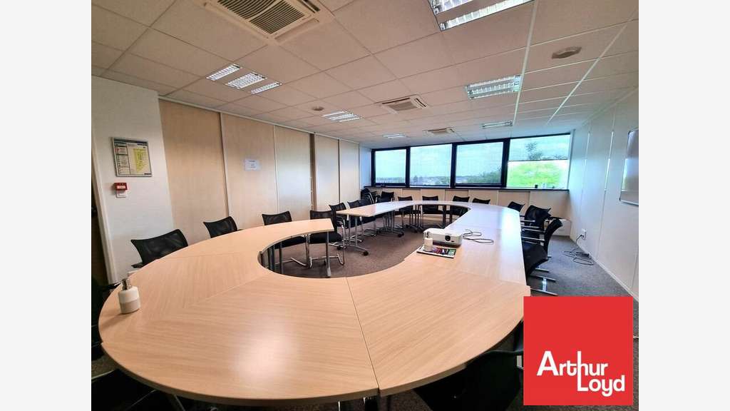 A louer bureaux de 911m² lumineux au Futuroscope