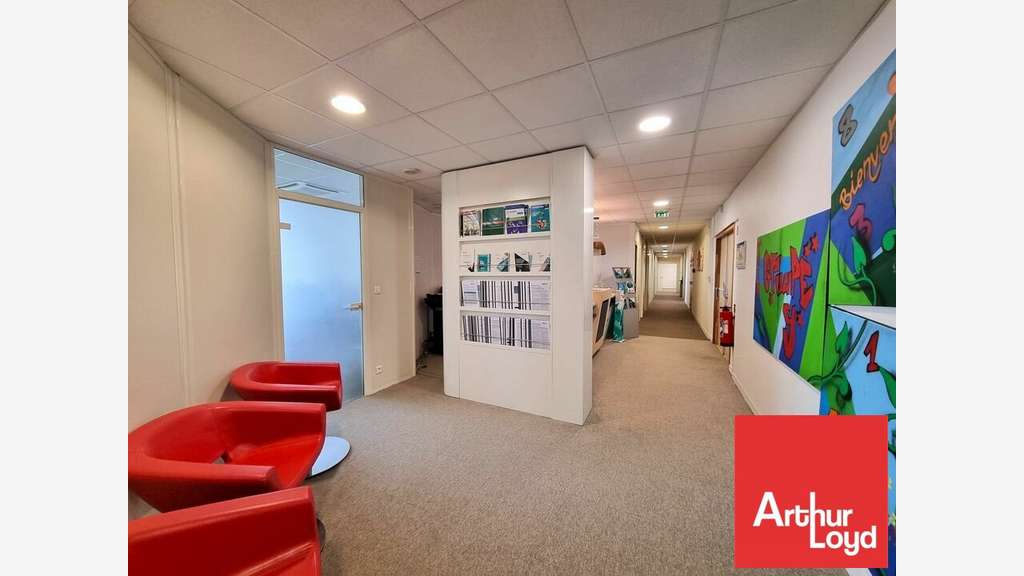 A louer bureaux de 911m² lumineux au Futuroscope