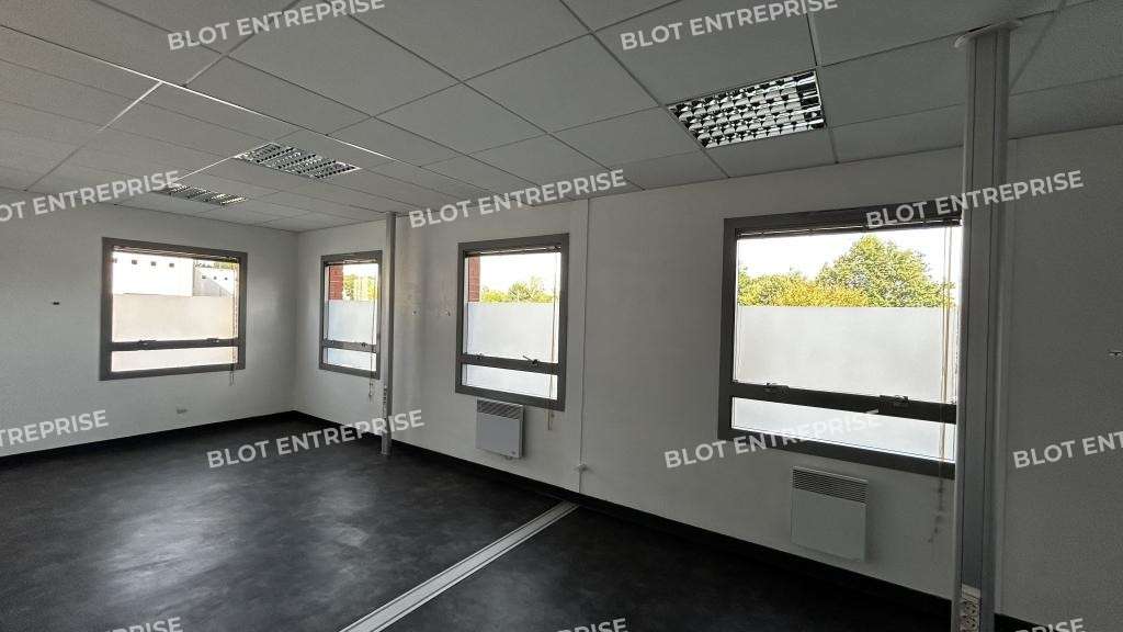 Location bureaux 96m² en RDC à Châteaubourg