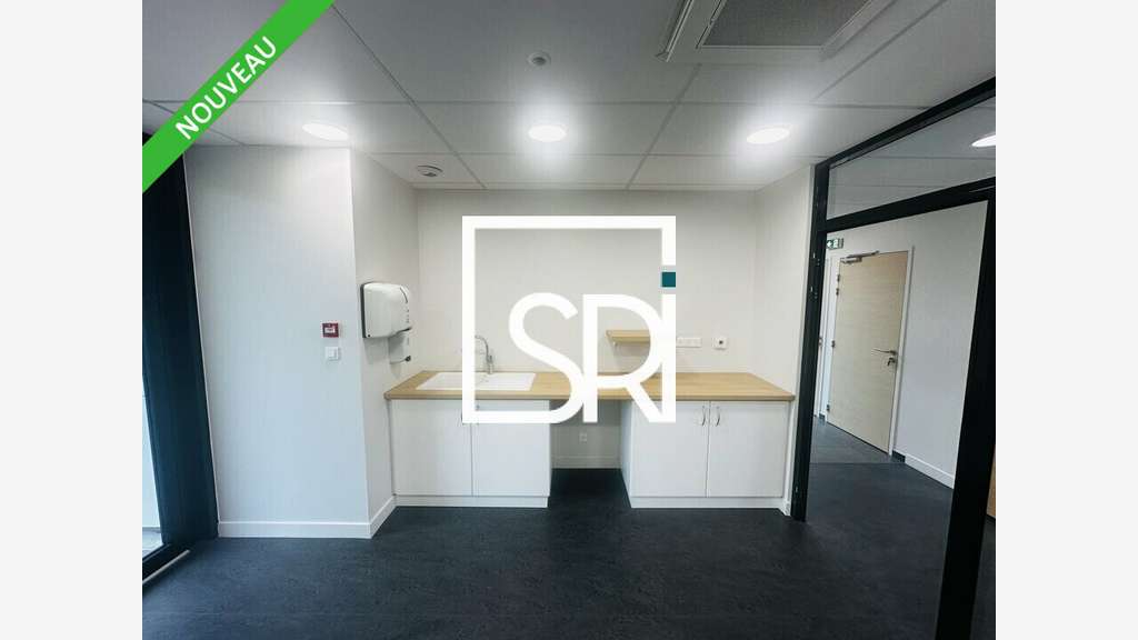 A louer bureaux 414 m², accès facile, Châtelguyon