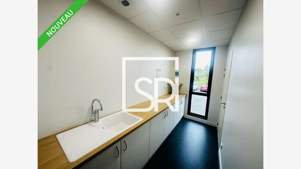 A louer bureaux 414 m², accès facile, Châtelguyon