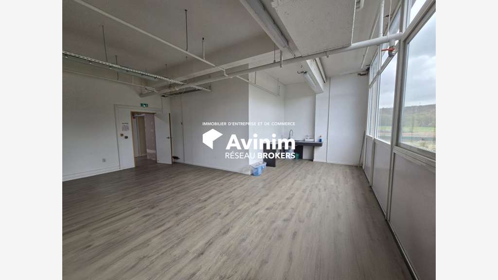 A louer bureaux 295m² à Chaumontel D316
