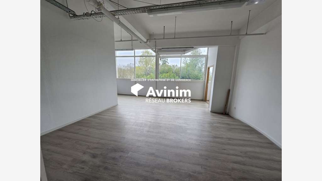 A louer bureaux 295m² à Chaumontel D316