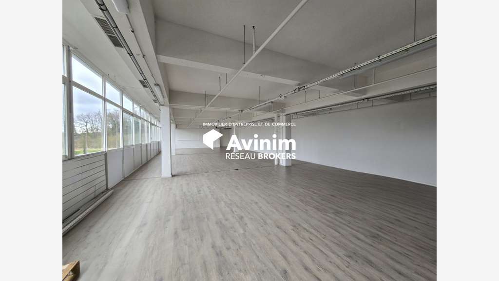 A louer bureaux 295m² à Chaumontel D316