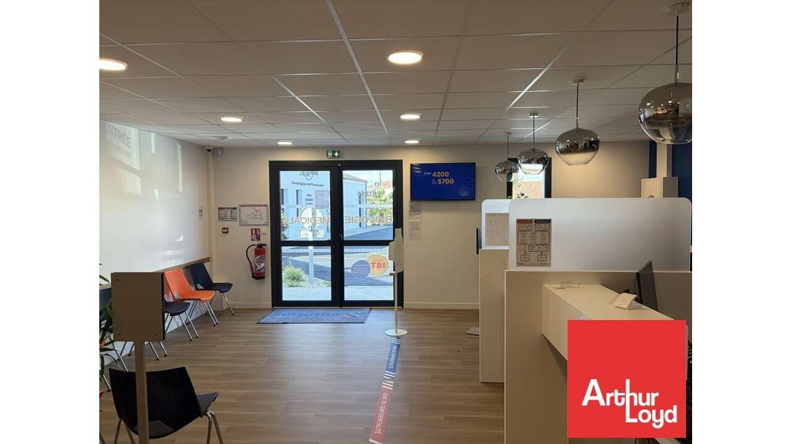 Bureaux 295m² à louer à Chauray en centre-bourg