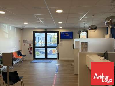 Bureaux 295m² à louer à Chauray en centre-bourg