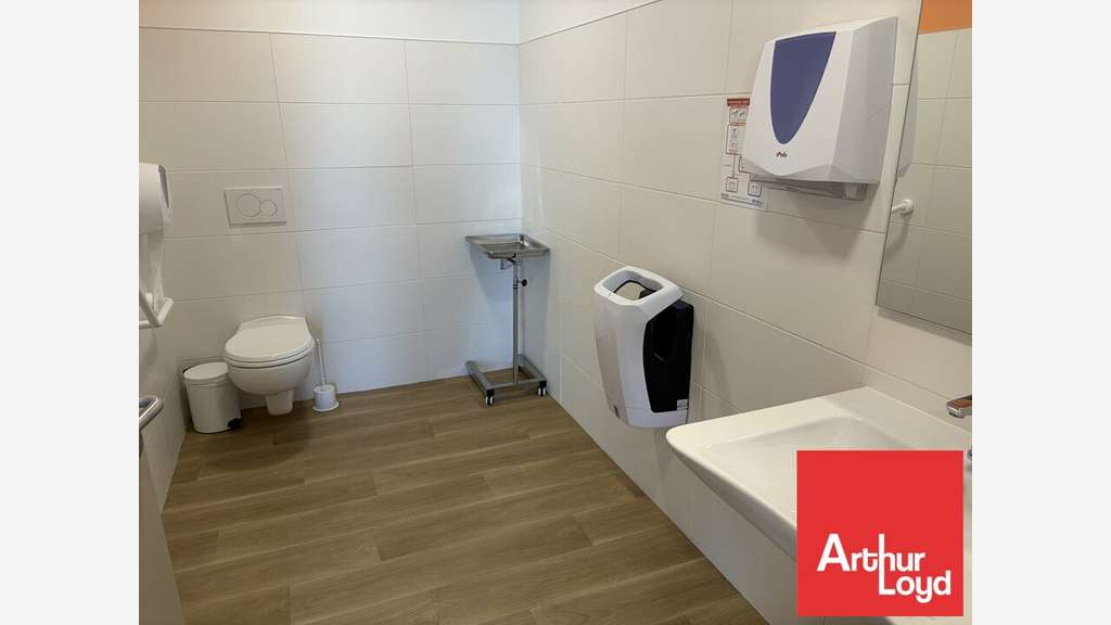 Bureaux 295m² à louer à Chauray en centre-bourg
