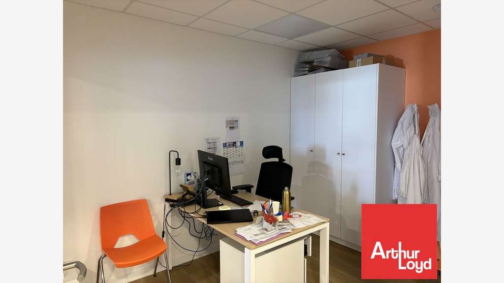 Bureaux 295m² à louer à Chauray en centre-bourg