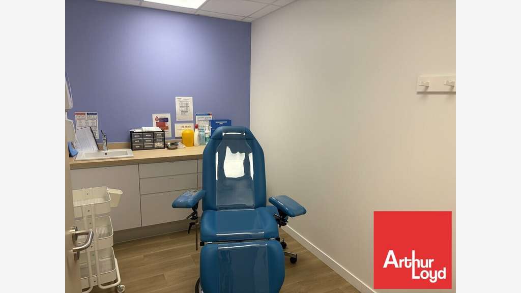 Bureaux 295m² à louer à Chauray en centre-bourg