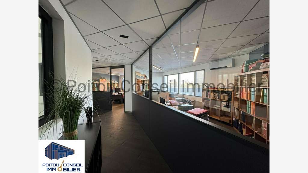 Location bureaux de 215m² Chauray Mendés France