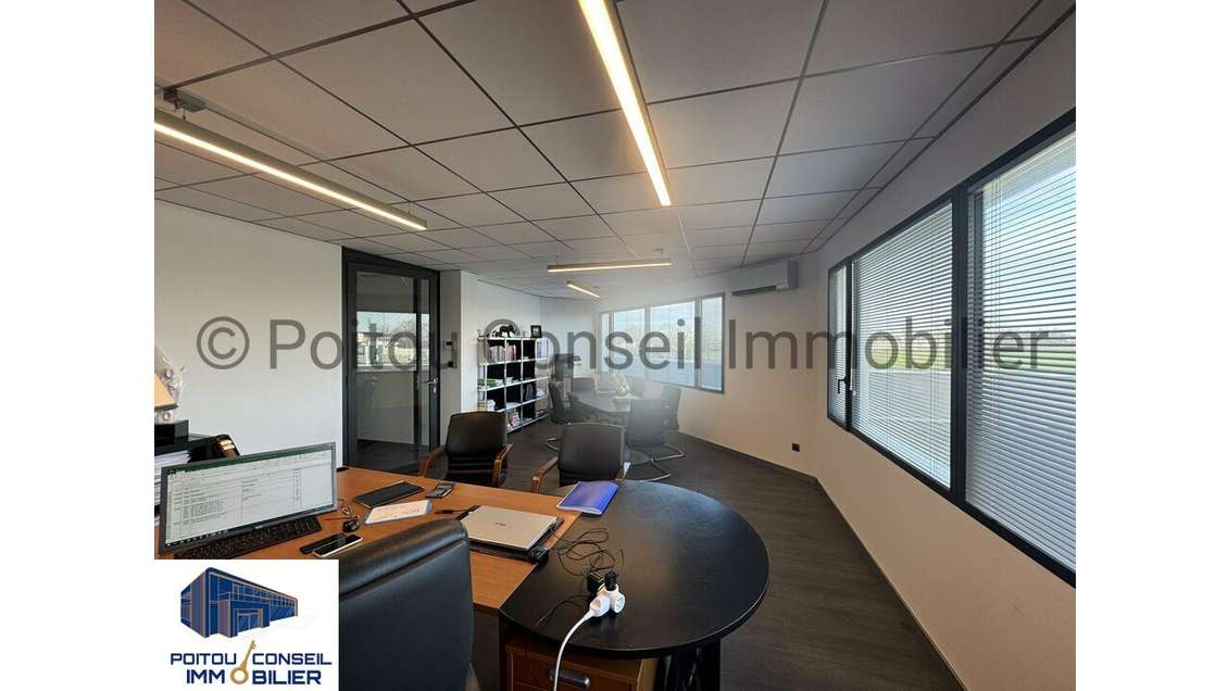 Location bureaux de 215m² Chauray Mendés France