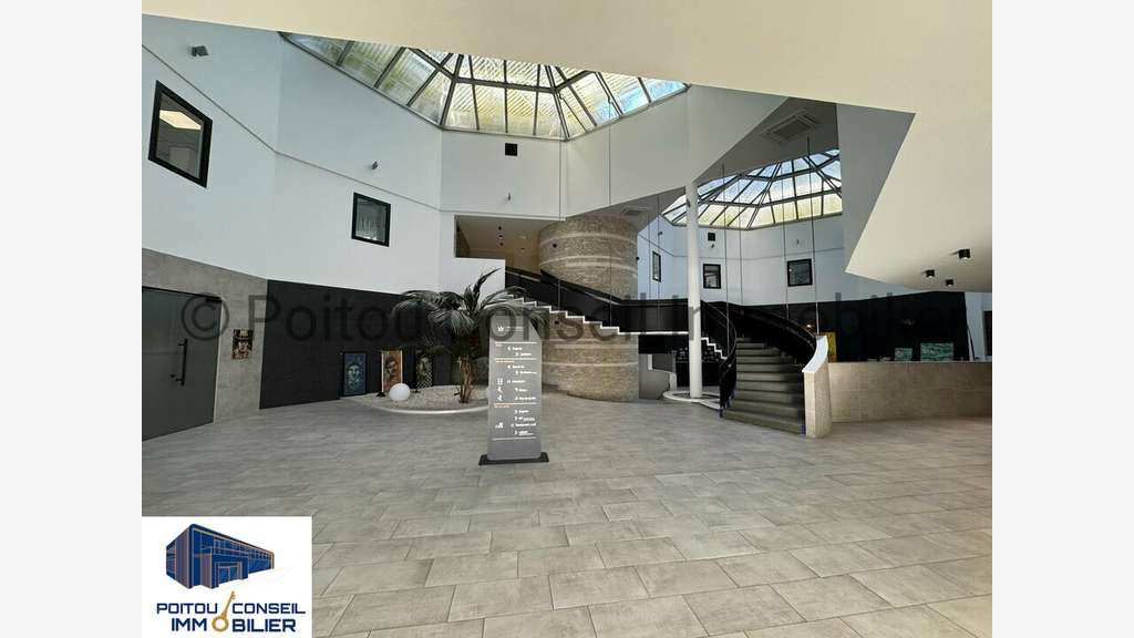 Location bureaux de 215m² Chauray Mendés France