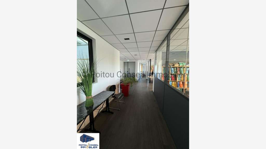 Location bureaux de 215m² Chauray Mendés France