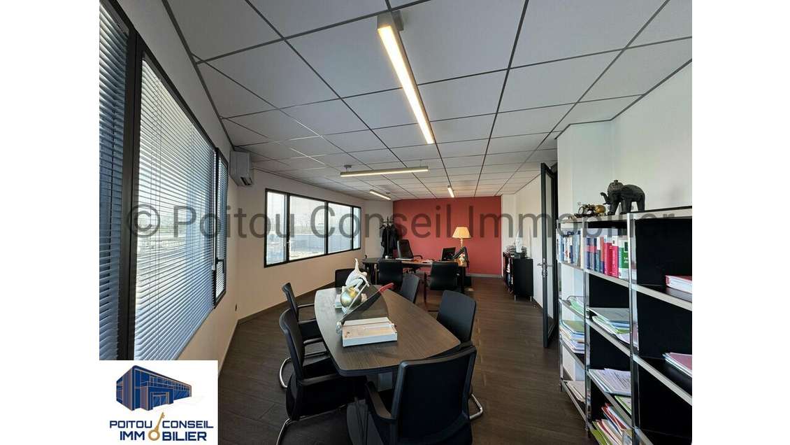Location bureaux de 215m² Chauray Mendés France