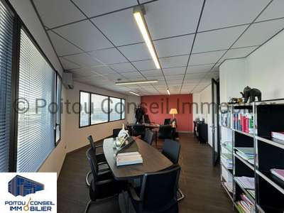 Location bureaux de 215m² Chauray Mendés France