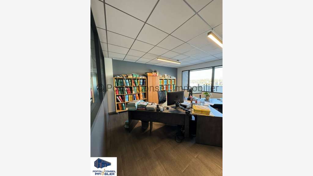 Location bureaux de 215m² Chauray Mendés France