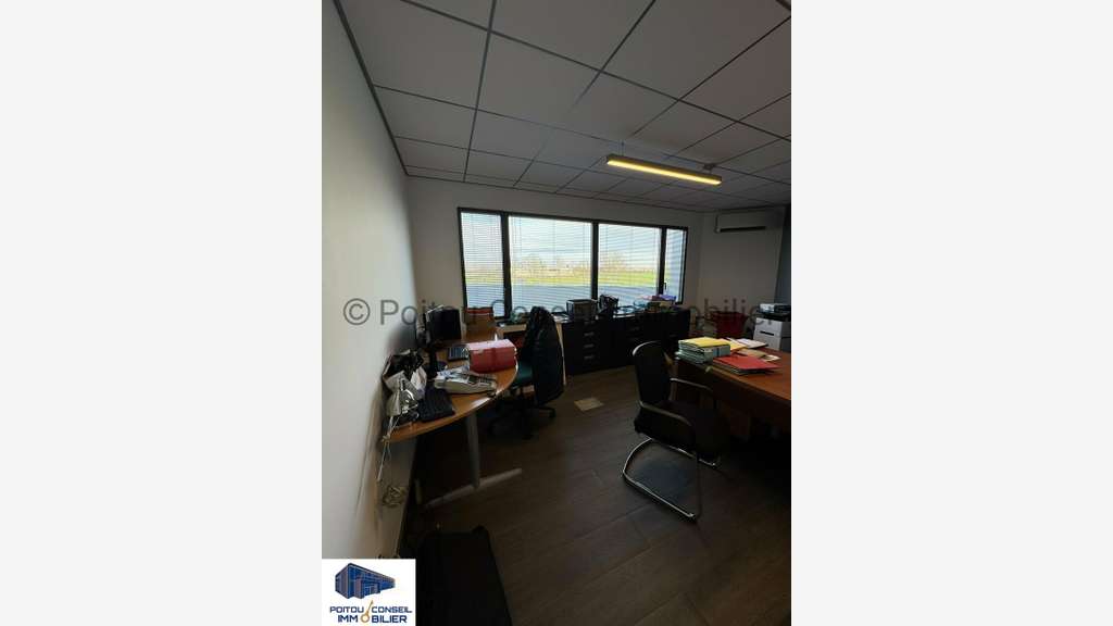 Location bureaux de 215m² Chauray Mendés France