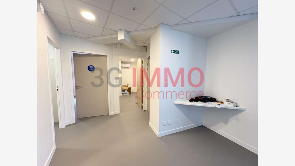 A louer bureaux 130m² zone commerciale de Chauray