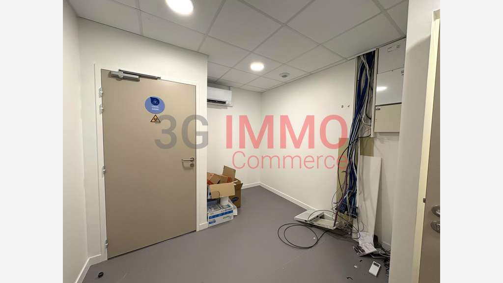 A louer bureaux 130m² zone commerciale de Chauray