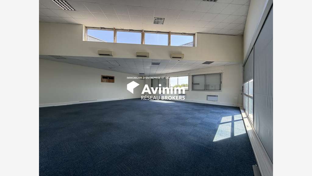 Loue bureaux lumineux 620m² sur 2 niveaux Chauray