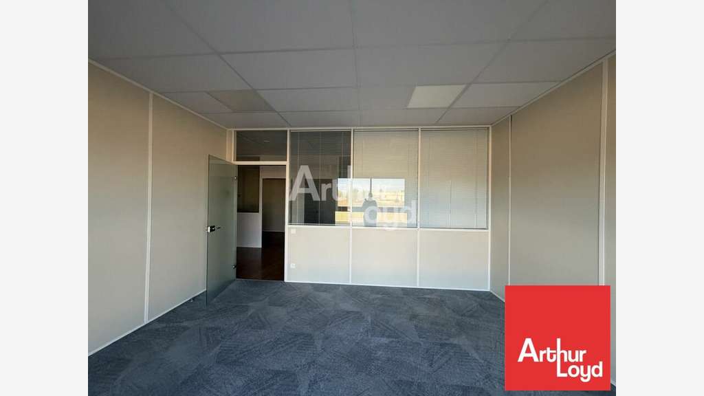 Bâtiment de bureaux 1600m² à louer à Chauray