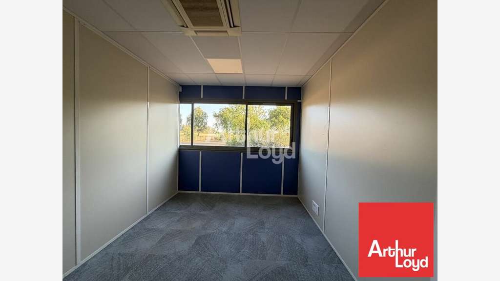 Bâtiment de bureaux 1600m² à louer à Chauray