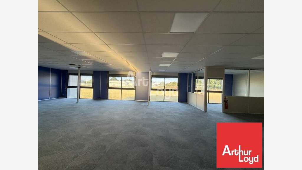 Bâtiment de bureaux 1600m² à louer à Chauray