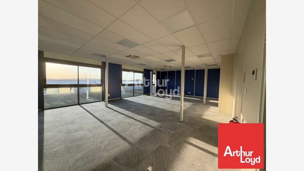 Bâtiment de bureaux 1600m² à louer à Chauray
