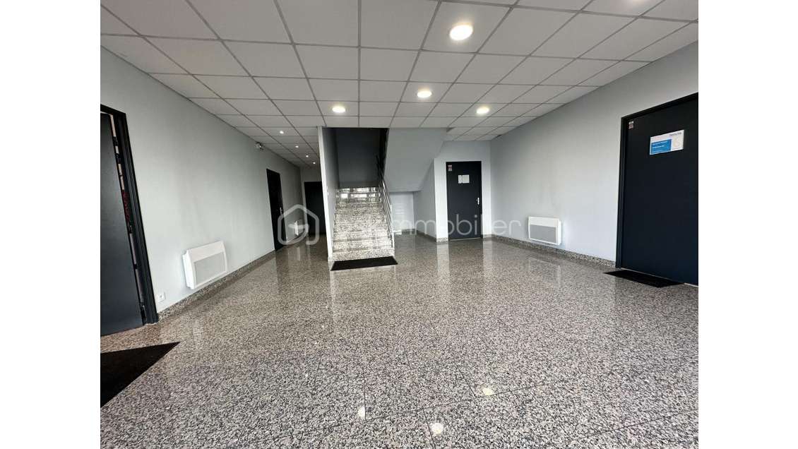 A louer bureau 104m² sécurisé en R+1 à Chelles