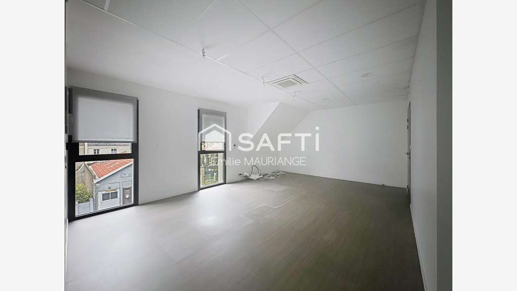 Plateau de bureaux lumineux 180m² R+2 à Cholet