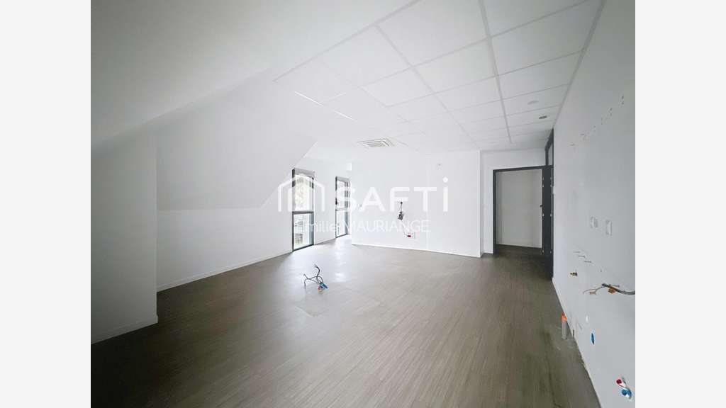 Plateau de bureaux lumineux 180m² R+2 à Cholet
