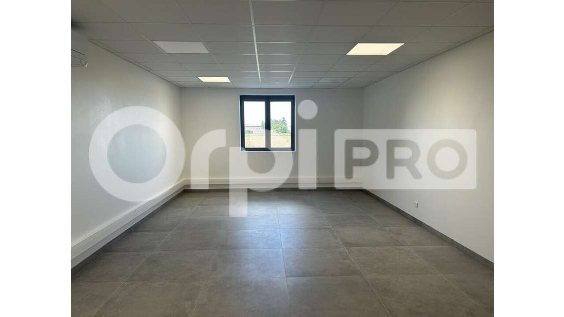 Local de bureau 42m² RDC à louer à Civrieux