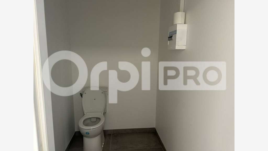 Local de bureau 42m² RDC à louer à Civrieux