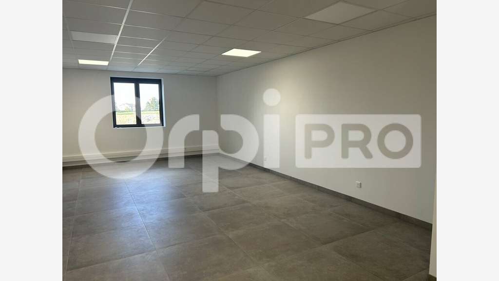 Local de bureau 42m² RDC à louer à Civrieux