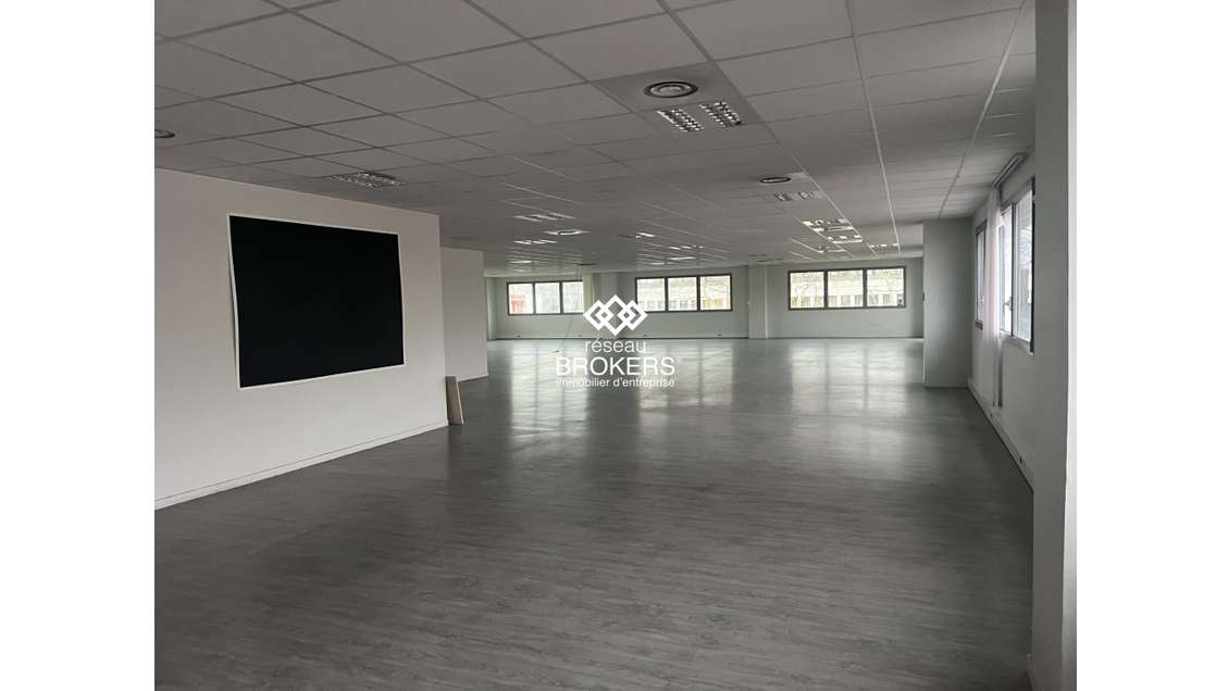 A louer bureaux cloisonnés 317m² R+1 à St-Priest