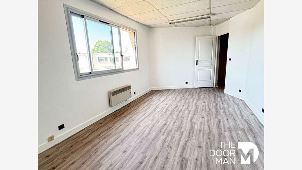 A louer bureaux 87m² accès RN10 à Coignières