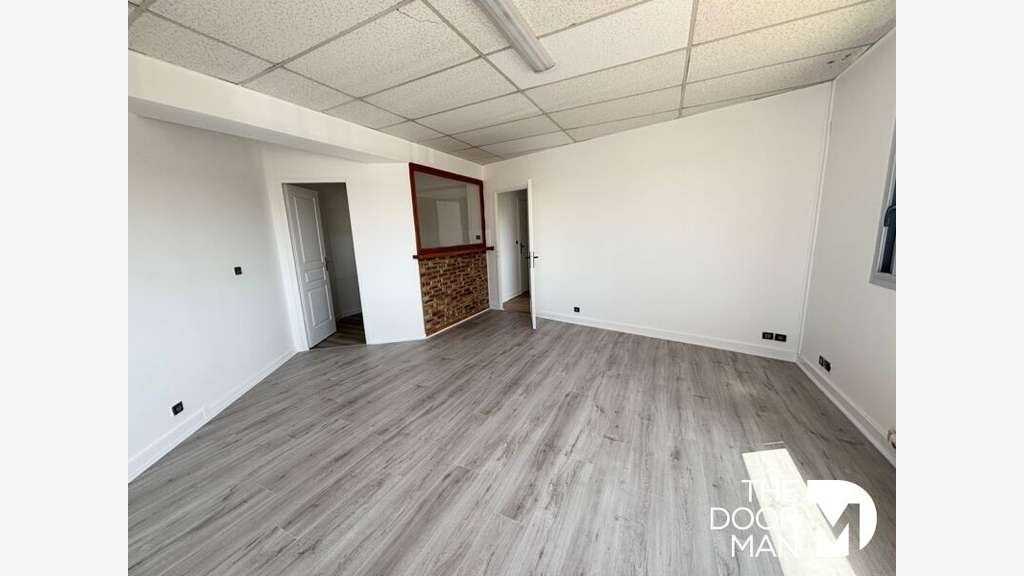 A louer bureaux 87m² accès RN10 à Coignières