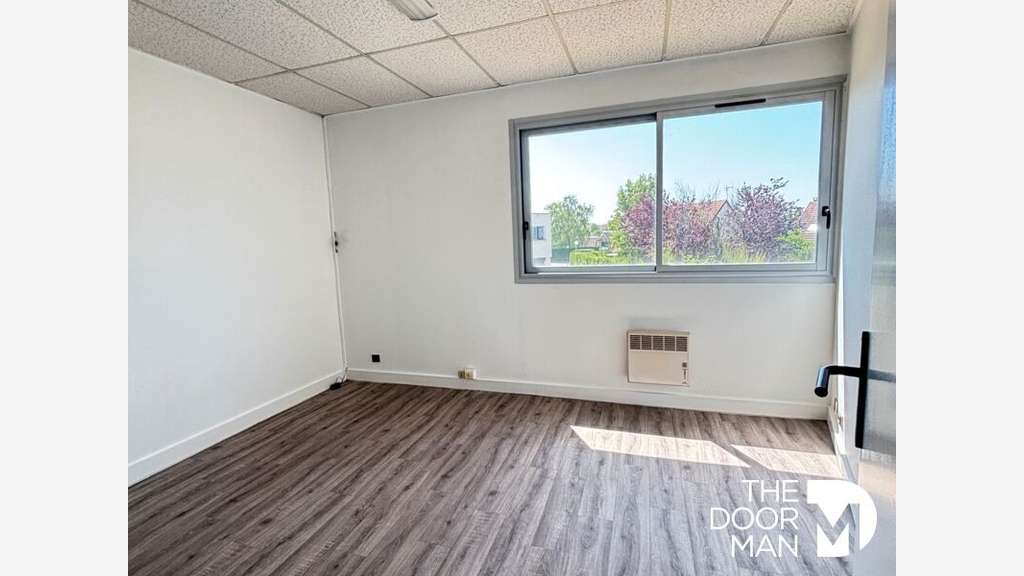 A louer bureaux 87m² accès RN10 à Coignières