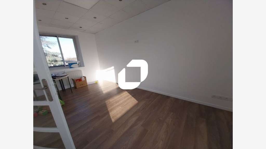A louer Bureaux 107m² Coignieres